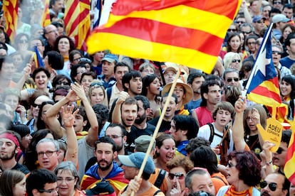 La cantidad de gente que hay en el Paseo de Gracia ha obligado a la gente a seguir el recorrido por calles paralelas, como la Rambla de Catalunya, Balmes o Pau Claris.