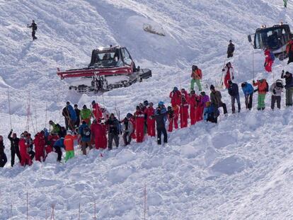 Un equipo de rescate en los Alpes franceses, el pasado febrero.