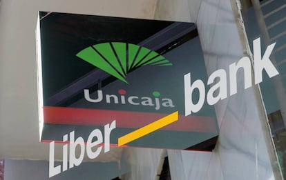 Doble exposición de los logotipos de las entidades Unicaja y Liberbank. EFE/Rodrigo Jiménez/Archivo