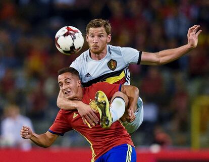 Luca Vazquez disputa un balón a Jan Vertonghen.