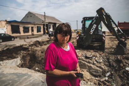 Vera Zugarkova, de 57 años, en la localidad de Hruski junto al agujero donde estaba su casa, muy afectada por el tornado y que tuvo que ser derribada del todo