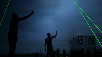 "La primera fase está pensada como una llamada de atención sobre esta clase de basura", desarrolla Roosegaarde, "una amenaza real para las comunicaciones por satélite". Para visualizarla, la ciudad holandesa de Almere alojará, a partir de octubre, una instalación de rayos de luz con un alcance de entre 200 y 20.000 kilómetros que marcarán en el cielo esta chatarra galáctica. Los resultados de estos avistamientos se estudiarán en talleres dirigidos por expertos y abiertos al público durante tres meses. Después, la segunda fase del proyecto, pensada a varios años vista, profundizará en cómo capturar estos fragmentos y en qué materiales útiles se pueden transformar. Ya especulan con unos cuantos: "Podrían convertirse en estrellas fugaces sintéticas que sustituyeran a los muy contaminantes fuegos artificiales o en elementos para imprimir viviendas 3D en otros planetas", señala.