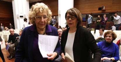 La alcaldesa de Madrid Manuela Carmena y la concejal Inés Sabanés.