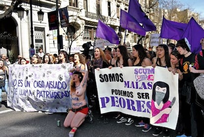 El colectivo Scum Girls Madrid, durante la manifestaci&oacute;n realizada en la capital, el pasado 8 de marzo, que ped&iacute;a la igualdad entre hombres y mujeres.