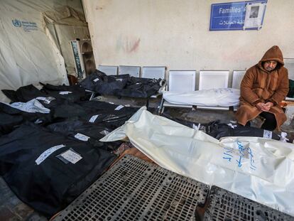 Un palestino, rodeado de cadáveres en Rafah, en el sur de Gaza, este sábado 3 de febrero.