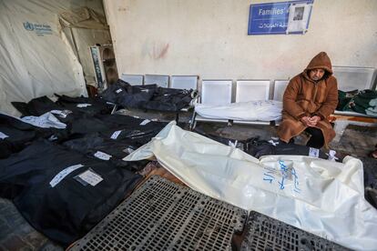 Un palestino, rodeado de cadáveres en Rafah, en el sur de Gaza, este sábado 3 de febrero.