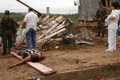 Un cadáver yace en el suelo tras la explosión de San Vicente del Caguán.