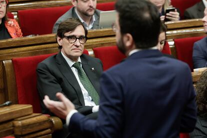 El president, Pere Aragonès, y el líder del PSC, Salvador Illa (i), durante la sesión de control en el Parlament