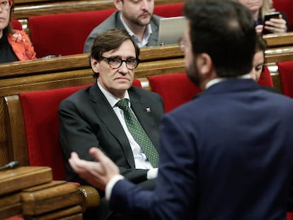 El presidente de la Generalitat, Pere Aragonès, y el lider del PSC, Salvador Illa, durante la sesión de control al Gobierno catalán, celebrada en medio de las tensas negociaciones para aprobar los Presupuestos de la Generalitat de 2023.