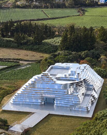 Las líneas de contorno usadas en los mapas topográficos inspiraron este espacio efímero de Burberry en la isla surcoreana de Jeju.
