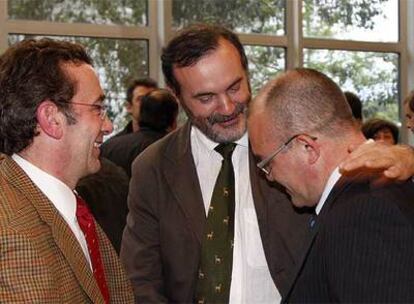 El ex rector Pello Salaburu (en el centro) anima a Pérez tras conocer su derrota, junto al decano de Ciencias Sociales, Alfonso Unceta (izquierda).
