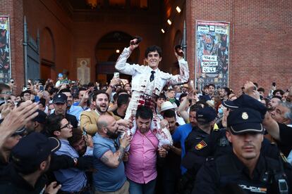 Álvaro Alarcón, a hombros por la Puerta Grande de Las Ventas.