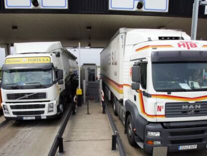 Two trucks at a toll plaza on the AP-7 highway between Castellón and Oropesa.