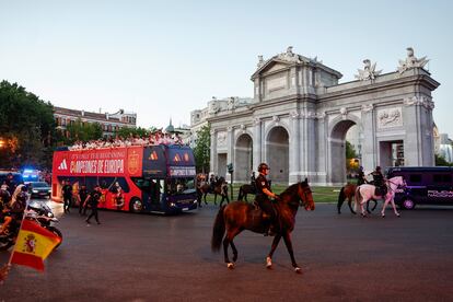 Los jugadores de la selección española celebran junto a los aficionados este lunes frente a La puerta de Alcalá.