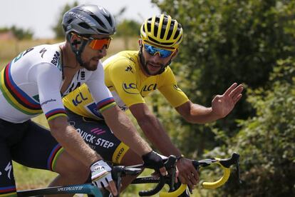 Gaviria, a la derecha, y Sagan, charlan durante la etapa del domingo.