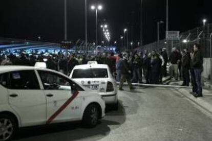 Varios centenares de taxistas se han concentrado hoy a la salida de la central de taxis de la Terminal 4 del aeropuerto de Barajas para exigir la derogación de las nuevas tarifas fijas de 30 euros sobre los trayectos realizados entre el aeropuerto y la almendra central de la ciudad (dentro de la M-30).