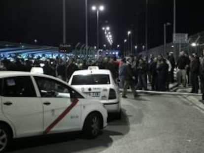 Varios centenares de taxistas se han concentrado hoy a la salida de la central de taxis de la Terminal 4 del aeropuerto de Barajas para exigir la derogación de las nuevas tarifas fijas de 30 euros sobre los trayectos realizados entre el aeropuerto y la almendra central de la ciudad (dentro de la M-30).