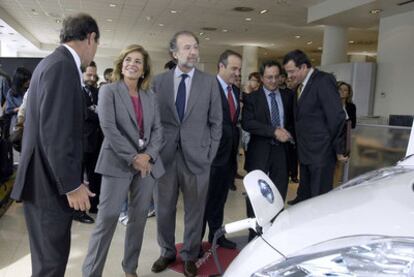 Ana Botella, en la presentación de un coche eléctrico.