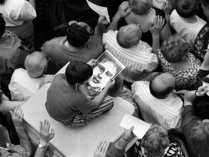 Un niño contempla un retrato de Miguel Ángel Blanco durante la manifestación de Madrid en protesta por su asesinato.