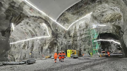 Empleados de TComet en un túnel de Oslo Water Supply, ejecutado por AF-Ghella (Noruega). La iluminación inteligente permite emplear colores para discernir tareas.