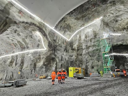 Empleados de TComet en un túnel de Oslo Water Supply, ejecutado por AF-Ghella (Noruega). La iluminación inteligente permite emplear colores para discernir tareas.
