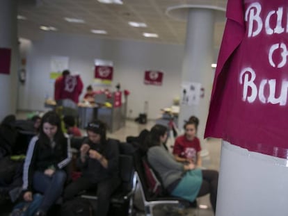 Una cinquantena de joves han ocupat la seu central de Bankia a Barcelona.