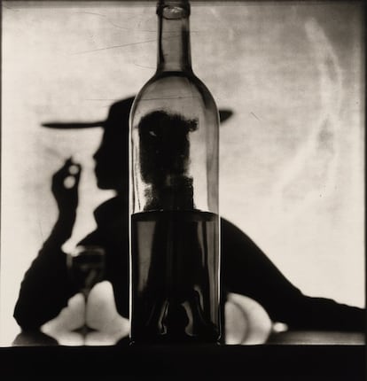 'Girl Behind Bottle' (Nueva York, 1949), de Irving Penn.