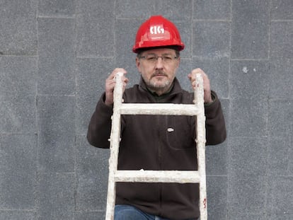 Suso Seixo, junto a la sede nacional de la CIG en Santiago.