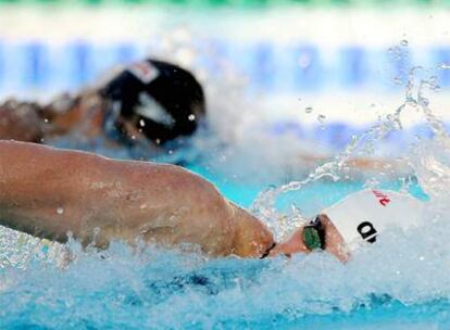 Paul Biedermann, por delante de Michael Phelps durante la final de los 200 metros libre.