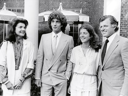 Jackie Kennedy y familia en la graduación de John Jr. en la escuela Phillips, situada en Andover (Massachusetts)