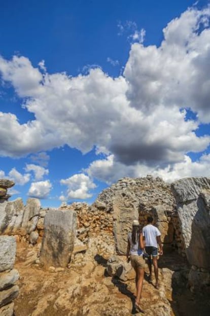 Visitantes en el yacimiento de Torre d’en Galmés, en Menorca.