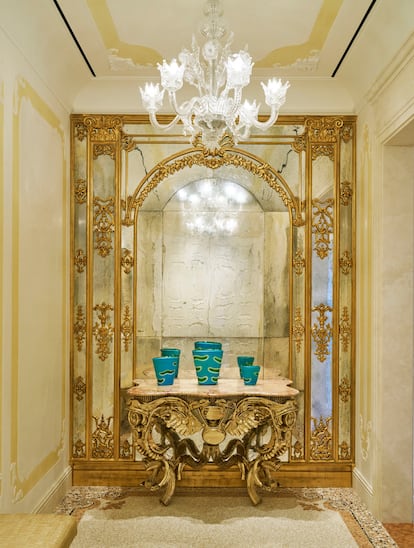 En el recibidor de la suite 'Laguna', la consola de bronce dorado que reproduce la carrocería de una Harley, obra moderna del belga Wim Delvoye, se camufla con el espejo barroco que recubre la pared.                     