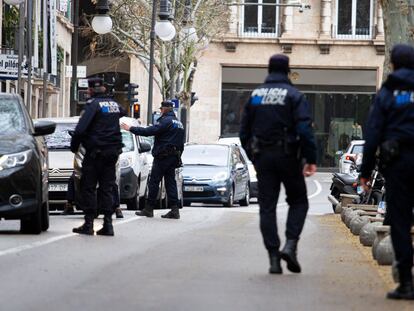 La policía de Palma de Mallorca, en las calles de la ciudad.