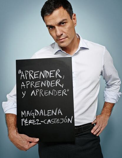 <p>En su primer discurso largo como secretario general del PSOE, Pedro Sánchez (Madrid, 1972) se planteó como objetivo “desterrar la violencia de género”. Sin embargo, opina que actualmente la principal barrera de las mujeres en España es el paro. Según la última encuesta de población activa, hay 13.900 mujeres empleadas menos que en el trimestre anterior. “Además, muchas mujeres sufren pobreza laboral y el trabajo precario tiene rostro femenino. La última reforma laboral es claramente discriminatoria”. El político subraya su apoyo a la actual ley del aborto –“no veo argumentos para eliminar los supuestos que permiten abortar a una menor en situación de desamparo sin permiso de los padres”–. Reitera la idea de considerar la violencia de género “un asunto de Estado” y aboga por invertir más fondos públicos en la prevención. </p> <p>“Elegí la cita de la pizarra porque mi madre siempre nos inculcó la importancia de los estudios a mi hermano y a mí. Es un ejemplo de superación y compromiso social. Nos tuvo muy joven y terminó sus estudios ya de mayor. Sacaba mejores notas que nosotros”. El líder socialista afirma que se reparte las tareas domésticas a medias con su esposa. “Hacer los deberes con mis hijas es de lo que más me gusta. Gracias a ellas pienso en femenino”. Respecto a nuevas medidas, Sánchez apoya crear una legislación que regule la baja por paternidad obligatoria, pero evita comprometerse a aprobarla en caso de llegar a presidente del Gobierno.</p>