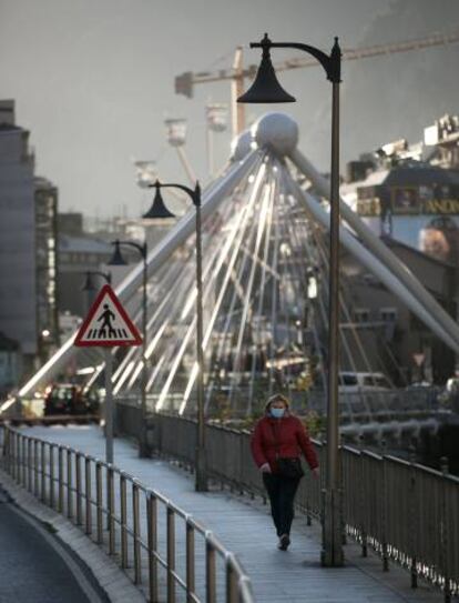 Una dona al pont l'avinguda del Consell d'Europa, a Andorra la Vella.