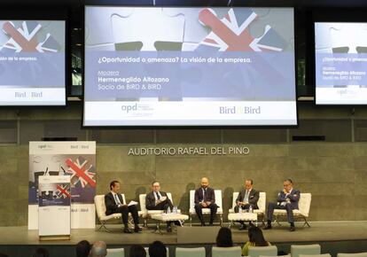 Mesa redonda. De izqda. a dcha.: H. Altozano, socio de Bird & Bird; M. Rodríguez Inciarte, vicepresidente Banco Santander; J. García-Legaz, presidente de CESCE; A. Vázquez, presidente de IAG; J.C. Francisco, presidente de CEOE Tenerfie y de CORPORACIÓN5