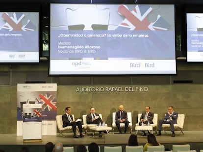 Mesa redonda. De izqda. a dcha.: H. Altozano, socio de Bird & Bird; M. Rodríguez Inciarte, vicepresidente Banco Santander; J. García-Legaz, presidente de CESCE; A. Vázquez, presidente de IAG; J.C. Francisco, presidente de CEOE Tenerfie y de CORPORACIÓN5