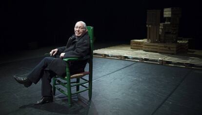 Salvador T&aacute;vora sentado en su sill&oacute;n de dirigir, en el teatro que lleva su nombre el mes pasado en Sevilla.
 