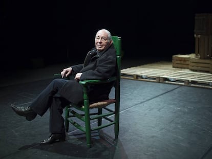 Salvador T&aacute;vora sentado en su sill&oacute;n de dirigir, en el teatro que lleva su nombre el mes pasado en Sevilla.
 