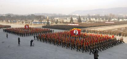 Soldados del ejército popular de Corea del norte, participan en un desfile de lealtad al líder norcoreano Kim Jong. dias antes del segundo aniversario de la muerte, del ex líder Kim Jong Il en el Palacio Kumsusan del sol, Foto sin fecha lanzado por norcoreana Korean Central News Agency (KCNA)