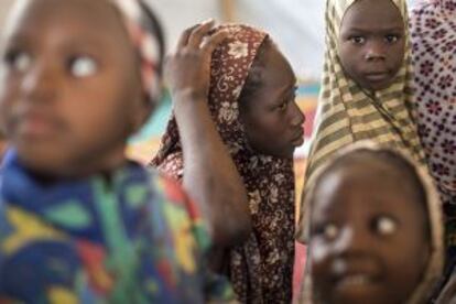 Fati Abdulaye, en el centro, tiene 13 años y salió de la ciudad de Baga en Nigeria tras los ataques de Boko Haram. Tiene 15 hermanos y se encuentra con el campo de refugiados con su familia.