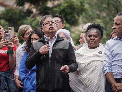 Gustavo Petro, acompañado de Francia Márquez y otras personas cercanas a su Gobierno, en la manifestación del 7 de junio en Bogotá (Colombia).