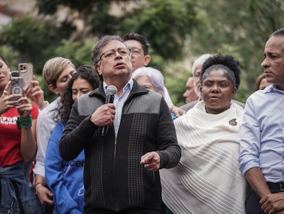 Gustavo Petro, acompañado de Francia Márquez y otras personas cercanas a su Gobierno, en la manifestación del 7 de junio en Bogotá (Colombia).