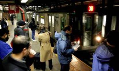 Un metro llega a la estación de Borough Hall de Brooklyn, Nueva York, EEUU. EFE/Justin Lane.