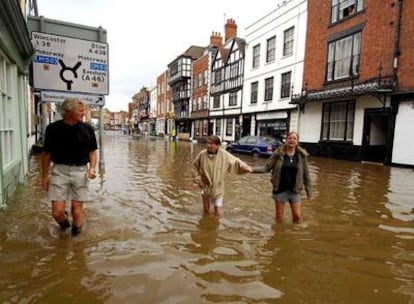 En la población de Tewkesbury, una de las zonas más afectadas por las inundaciones, las aguas han llegado hasta el mismísimo centro de la ciudad.