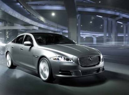 El XJ marca una nueva era en el diseño de Jaguar. Es sorprendente por fuera e innovador por dentro.