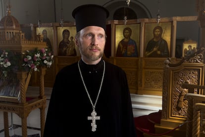 Ioann Koval, un sacerdote que fue expulsado de la Iglesia Ortodoxa Rusa tras hacer un llamamiento a la paz en Ucrania, posa en julio de 2023 en el interior de una iglesia ortodoxa en Antalya (Turquía).