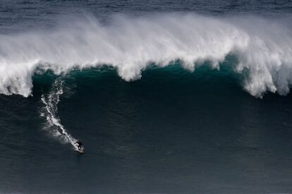 El surfista chileno, Rafael Tapia durante la sesión en Praia do Norte.