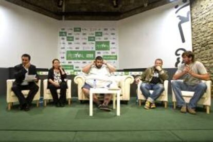 El periodista José Ribagorda, la directora del programa de TVE "Con las manos en la masa", Elena Santonja, y los cocineros David de Jorge, Alberto Chicote y Julius (de i a d), durante una mesa redonda celebrada hoy, dentro de las actividades del Festival de Televisión de Vitoria, para analizar el éxito de los programas de cocina.