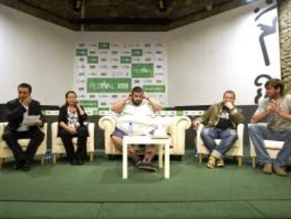 El periodista José Ribagorda, la directora del programa de TVE "Con las manos en la masa", Elena Santonja, y los cocineros David de Jorge, Alberto Chicote y Julius (de i a d), durante una mesa redonda celebrada hoy, dentro de las actividades del Festival de Televisión de Vitoria, para analizar el éxito de los programas de cocina.